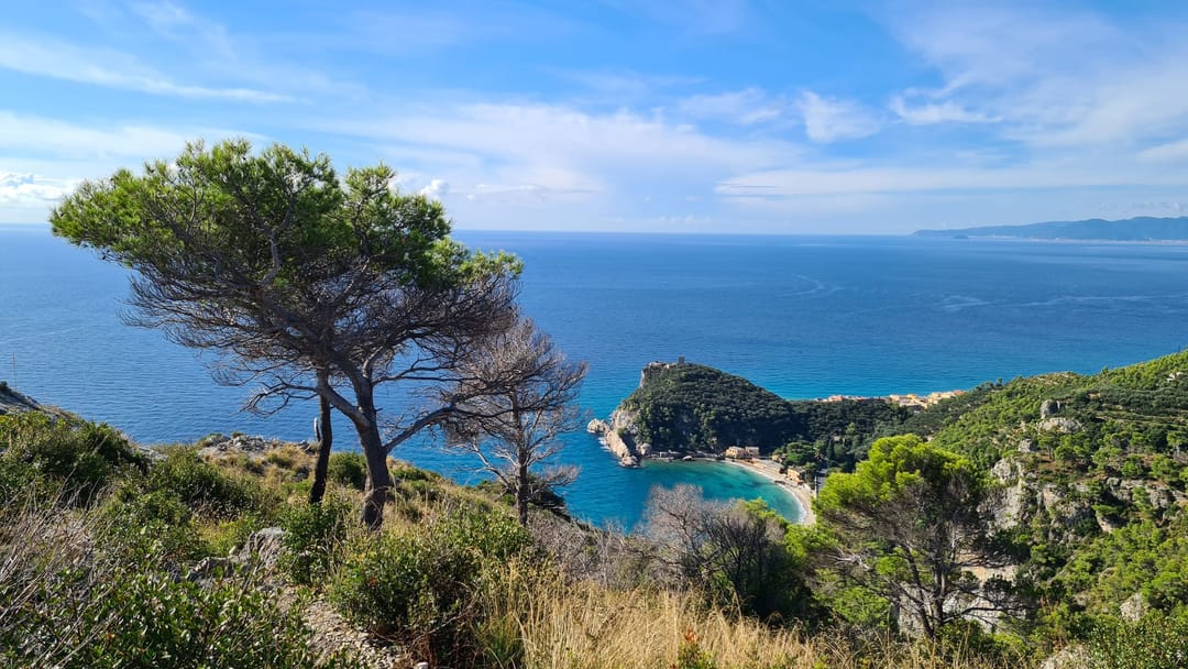 The trails of Noli — the panoramic trail of Capo Noli between Mediterranean scrub and sea
