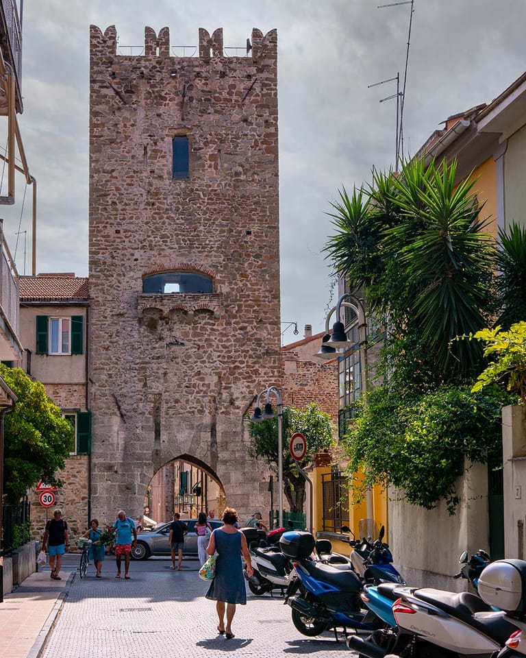 La Porta di San Giovanni, uno de los accesos medievales al casco antiguo de Noli
