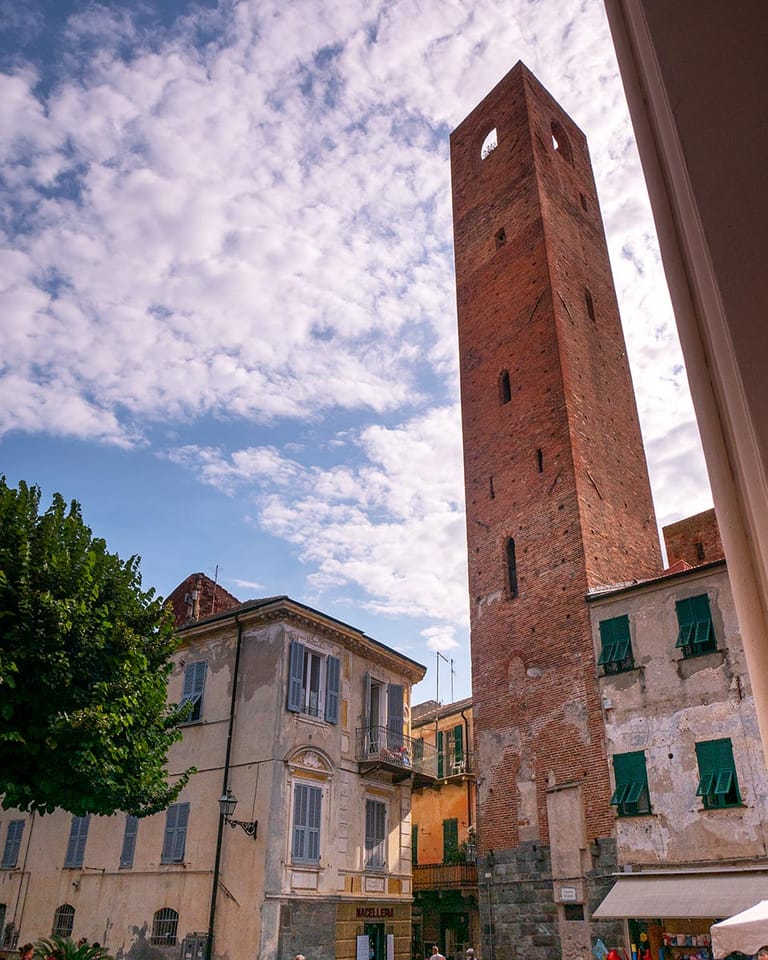 La Torre dei Quattro Canti, la más alta de las cuatro que se conservan.