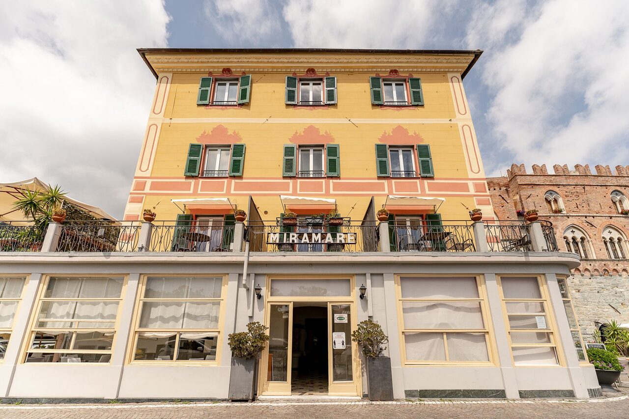 La fachada histórica del hotel sobre el mar de Noli