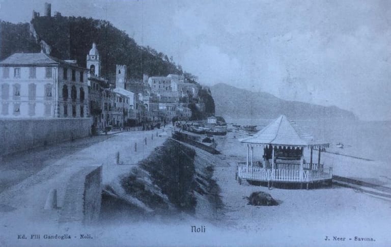 La sala de desayuno asomada al mar, con una luz de archivo